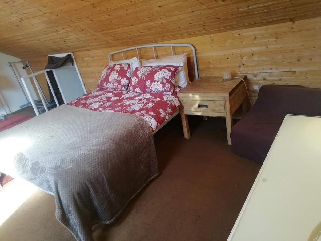 Cozy Loft In Bushey, 20 Mins By Train To Euston London Apartment Exterior photo