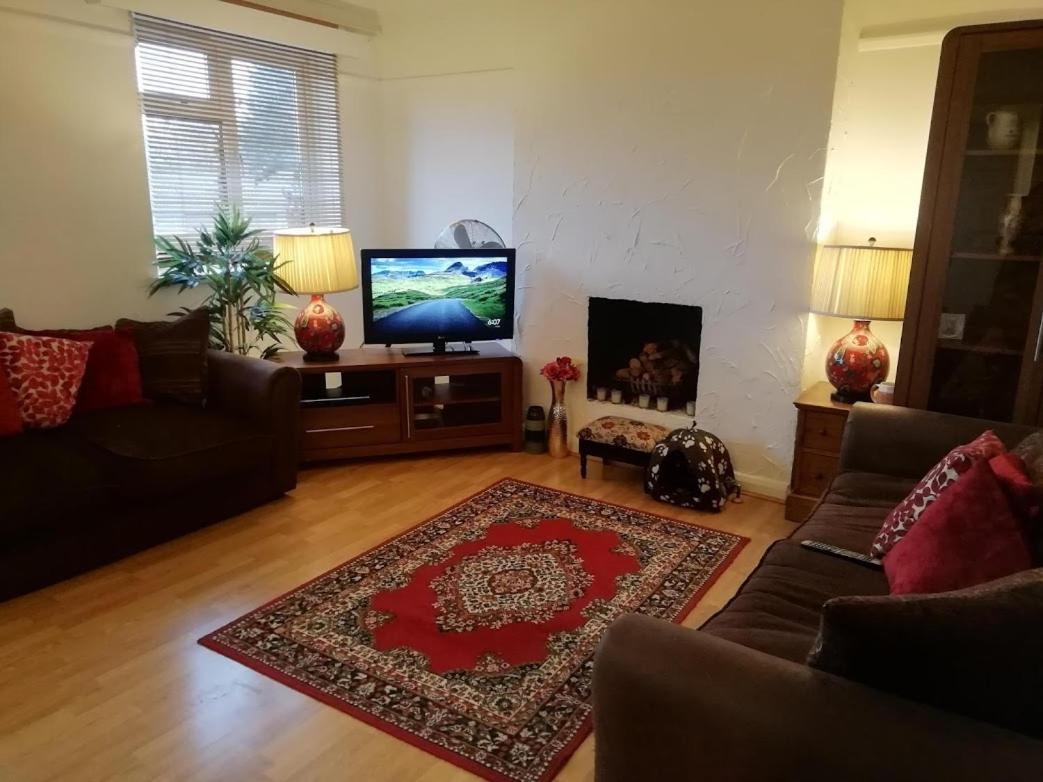 Cozy Loft In Bushey, 20 Mins By Train To Euston London Apartment Exterior photo